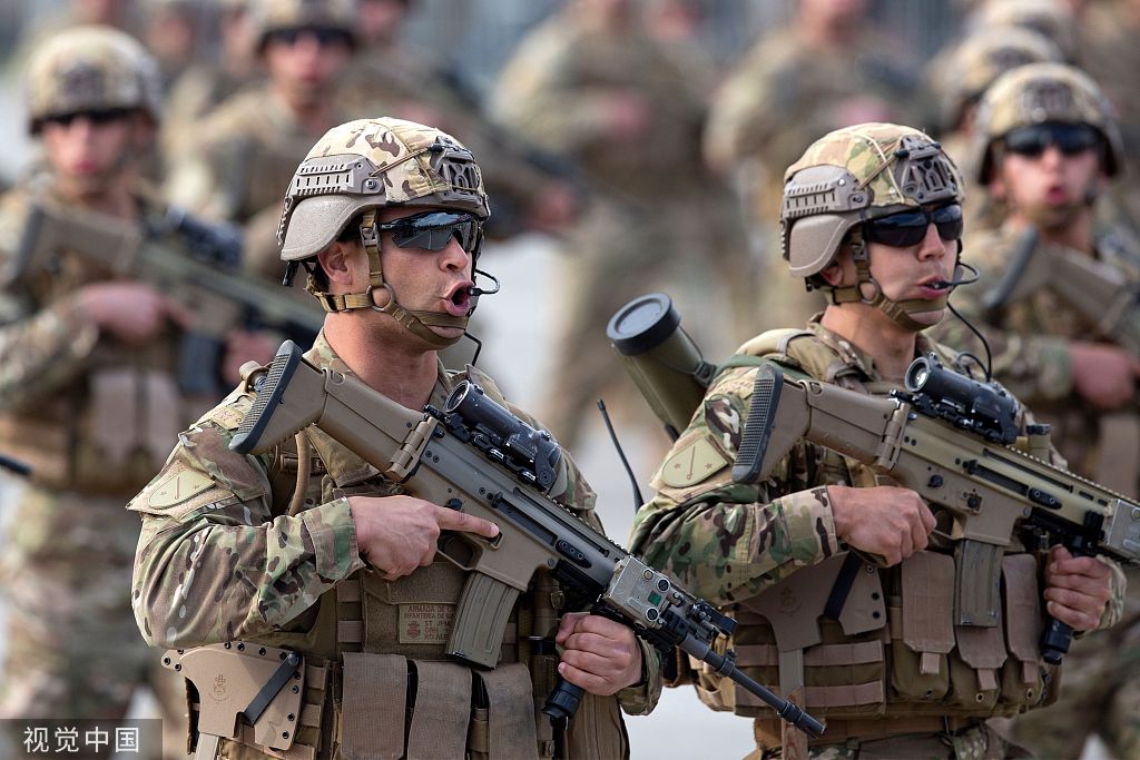 智利举行阅兵式庆祝独立日 警犬亮相瞬间成焦点