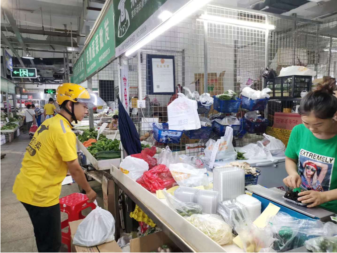 (美团闪购在武汉的“菜大全”试点，已经成为菜市场里的买手店。)