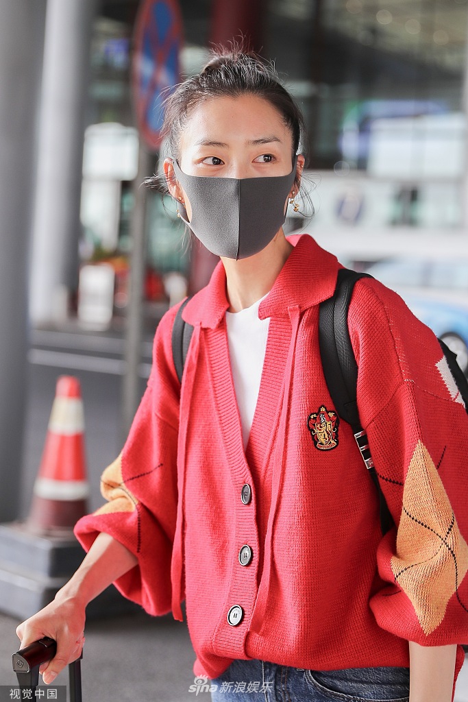 她高扎丸子头清爽亮相，口罩遮素颜眉眼笑弯弯（图文/视觉中国）