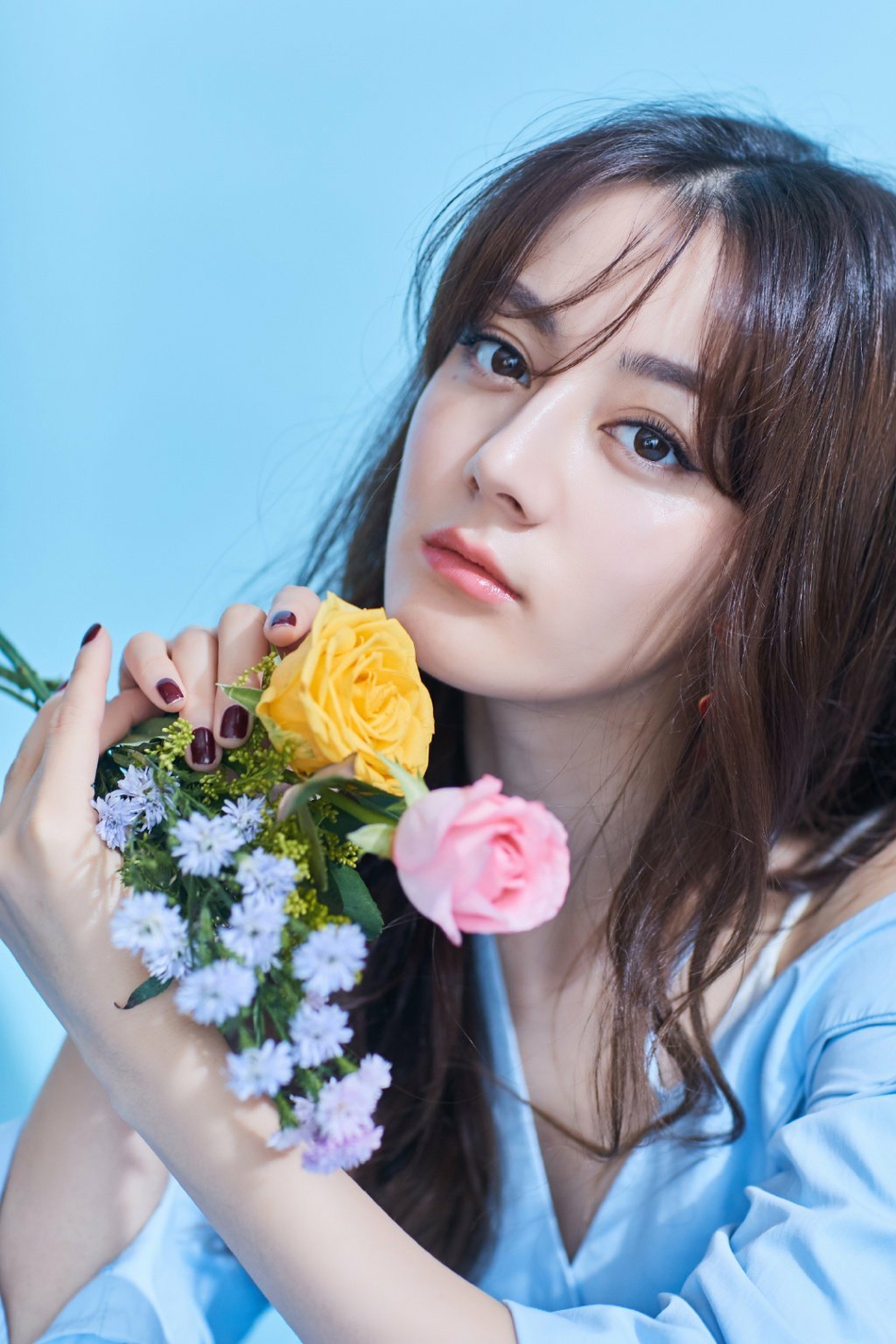 迪丽热巴露肩裙甜美可人 低头浅笑娇俏妩媚