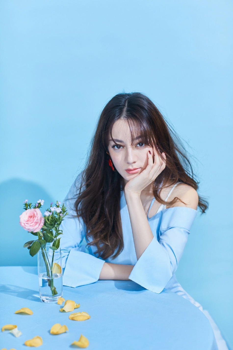 人比花娇!迪丽热巴露肩裙甜美可人 低头浅笑娇俏妩媚