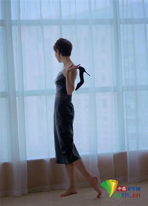 马伊琍侧倚沙发拍写真直角肩加锁骨显优越身材