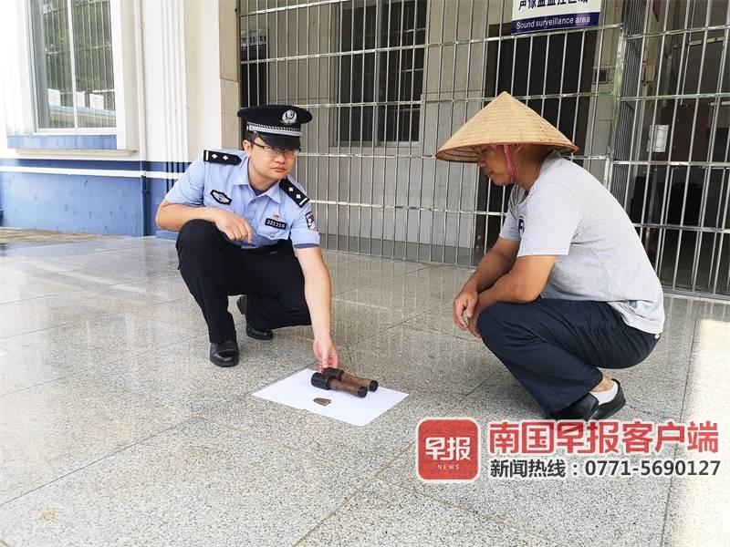 ▲刘先生主动将手榴弹和子弹上交给当地警方。警方供图