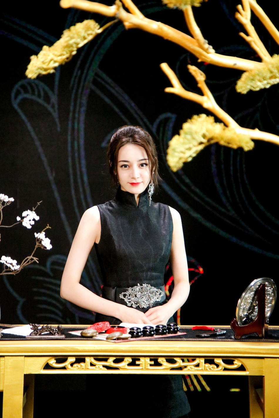 迪丽热巴身穿黑色旗袍端庄典雅 单边蝴蝶耳饰精致时尚