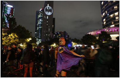21日晚的墨西哥城，庆祝蝙蝠侠80周年纪念日 图源：美联社
