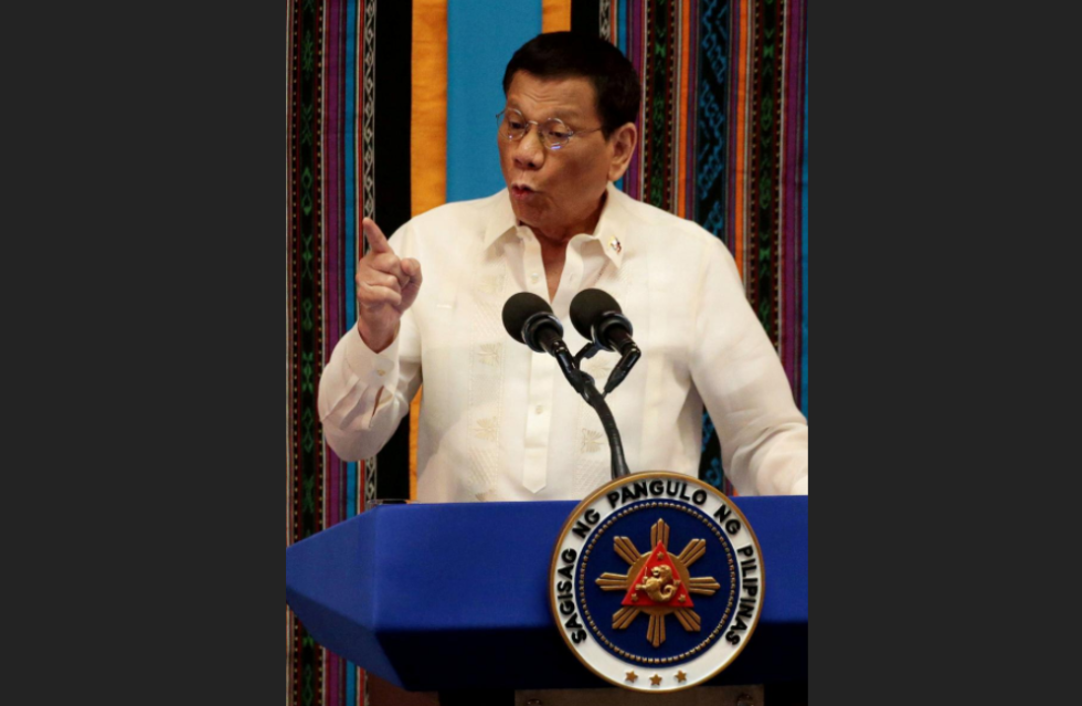 杜特尔特发表演讲，反驳人权倡导者对菲律宾禁毒运动的批评。（图源：路透社）