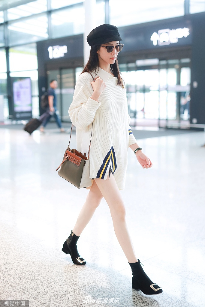 张钧甯与张翰前后脚现身机场下衣失踪秀牛奶腿