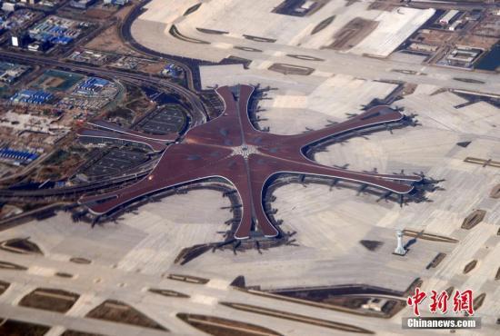 资料图：从空中俯瞰，大兴机场特色航站楼与跑道工程气势宏伟、壮观。中新社记者 孙自法 摄