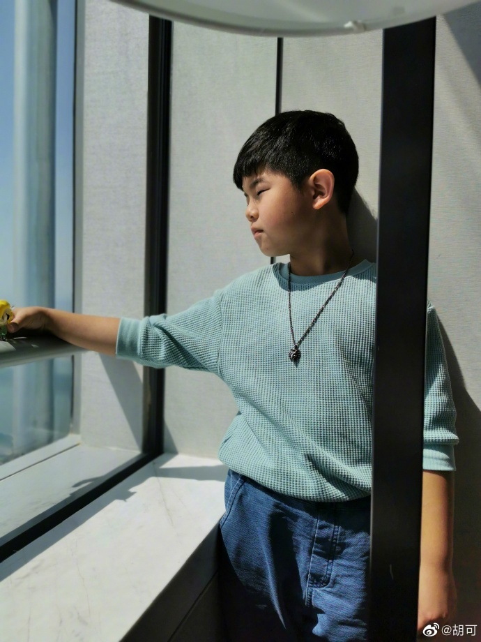 胡可晒儿子近照调侃"长胖了" 安吉穿新衣卖萌可爱满满