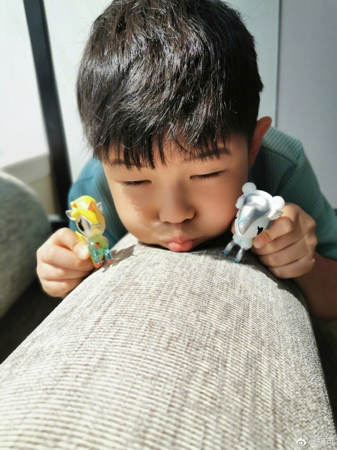 胡可晒儿子近照调侃长胖了安吉穿新衣卖萌可爱满满