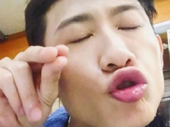 张一山放飞自我的自拍让人辣眼睛。