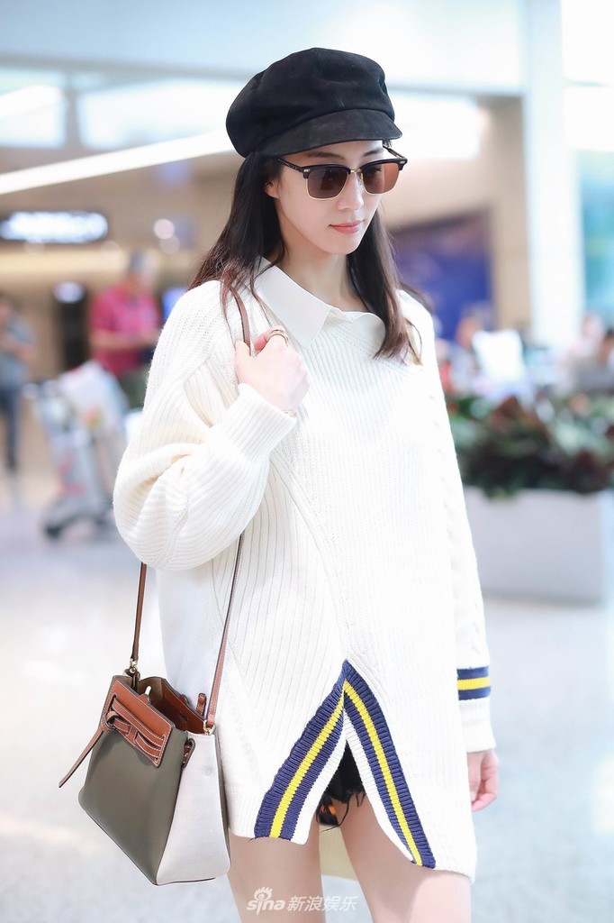 张钧甯穿白色毛衣现身机场半露锁骨对镜甜笑温柔甜美