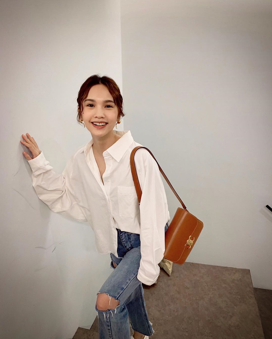 杨丞琳穿白衬衫扎麻花辫文青范十足