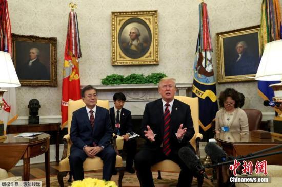 资料图片：韩国总统文在寅和美国总统特朗普。