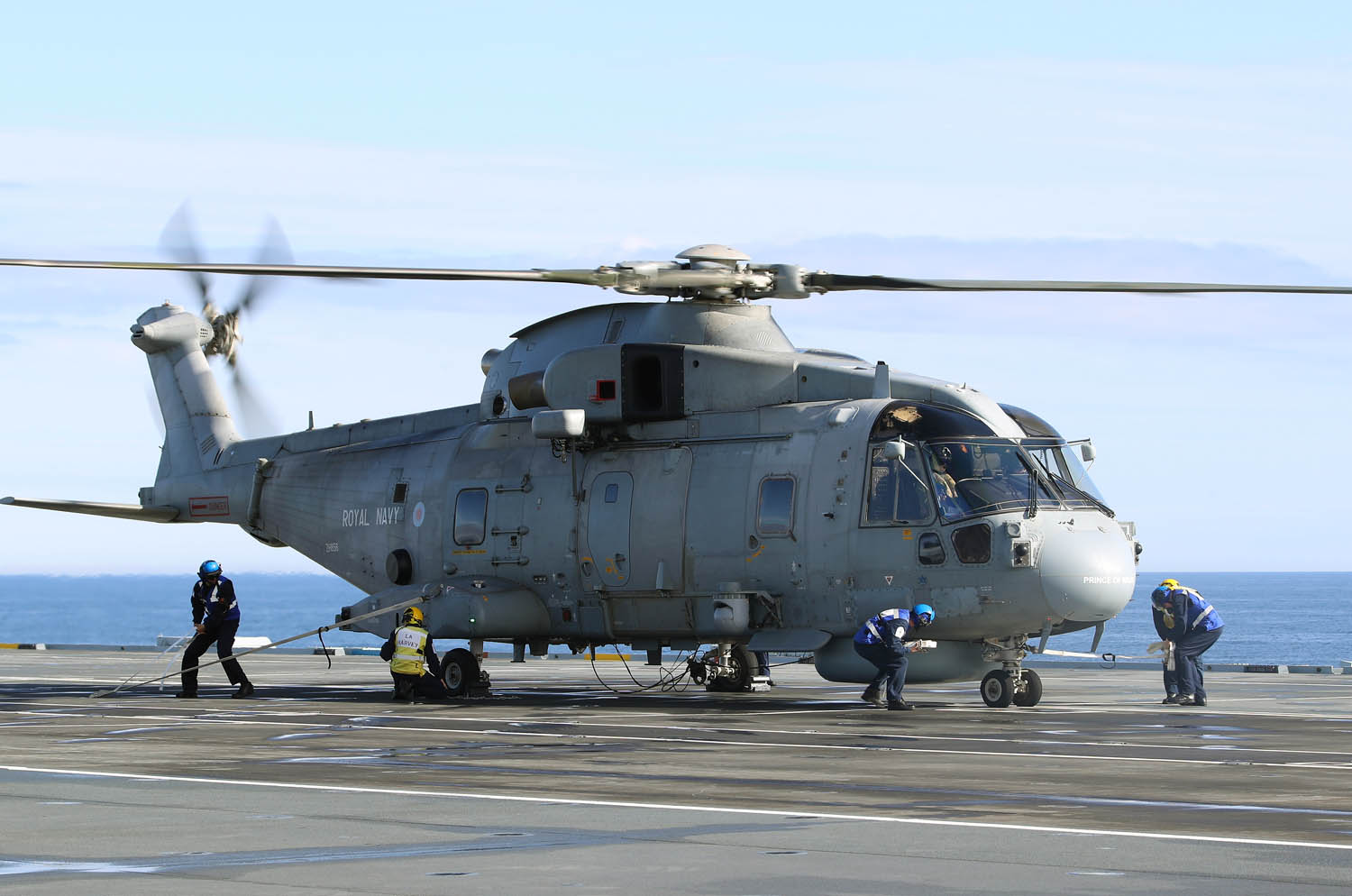 13 英国海军第二艘航母成功进行首次舰载直升机起降