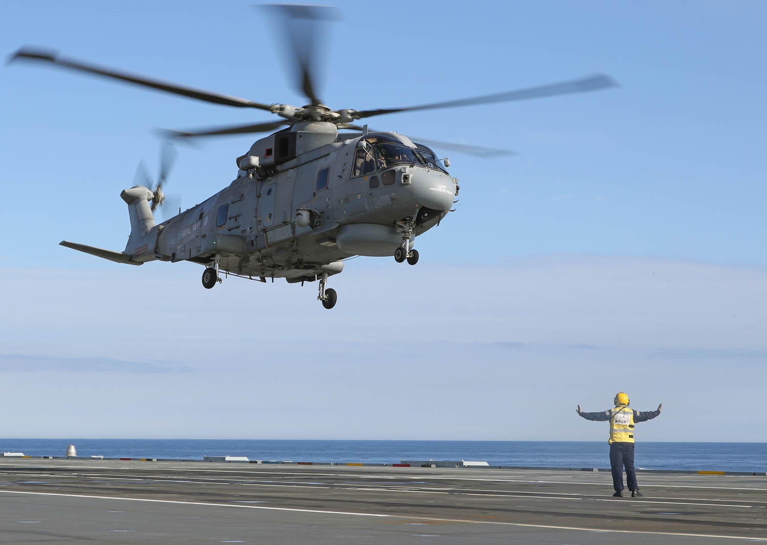 13 英国海军第二艘航母成功进行首次舰载直升机起降