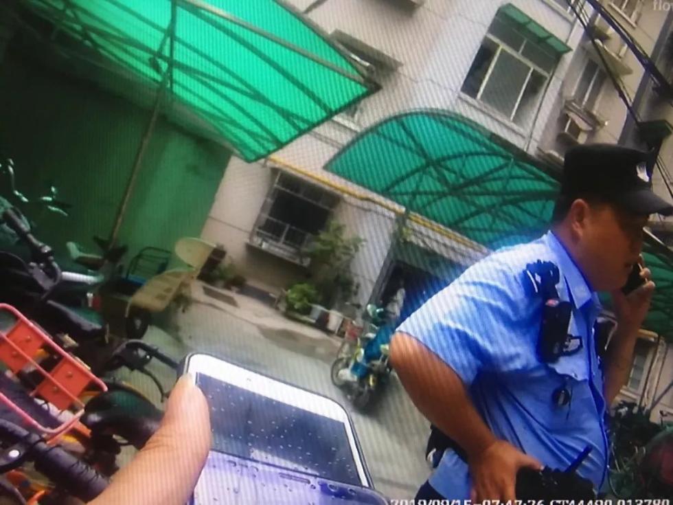 因为一条短信男子敲开160多户居民家门!结局太暖