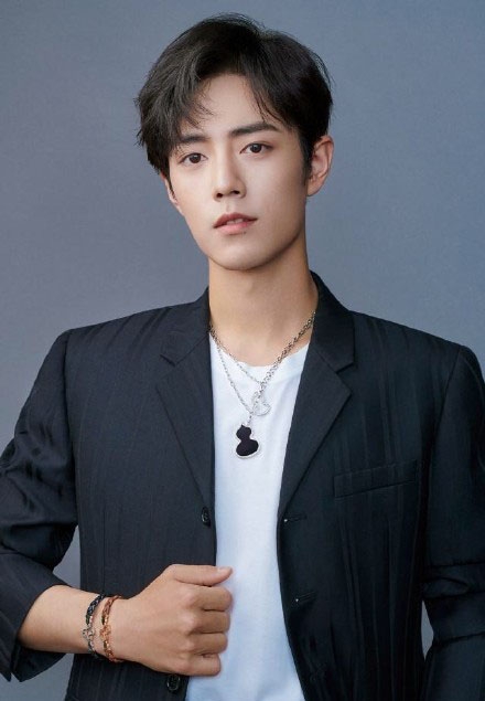 肖战着复古格纹衬衫登杂志 戴眼镜挑战油头造型别致帅气