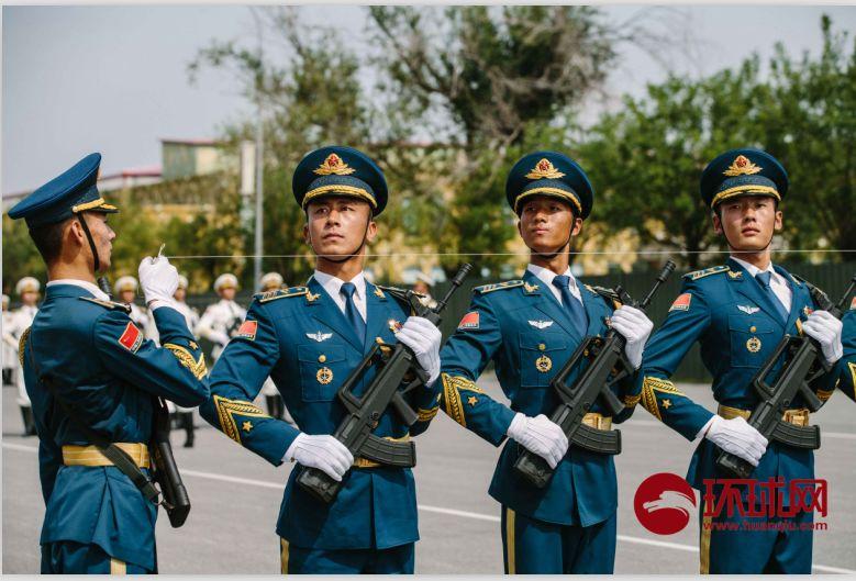 积极准备国庆70周年阅兵，仪仗队于9月17日在北京昌平阅兵集训点进行训练。摄/李昊