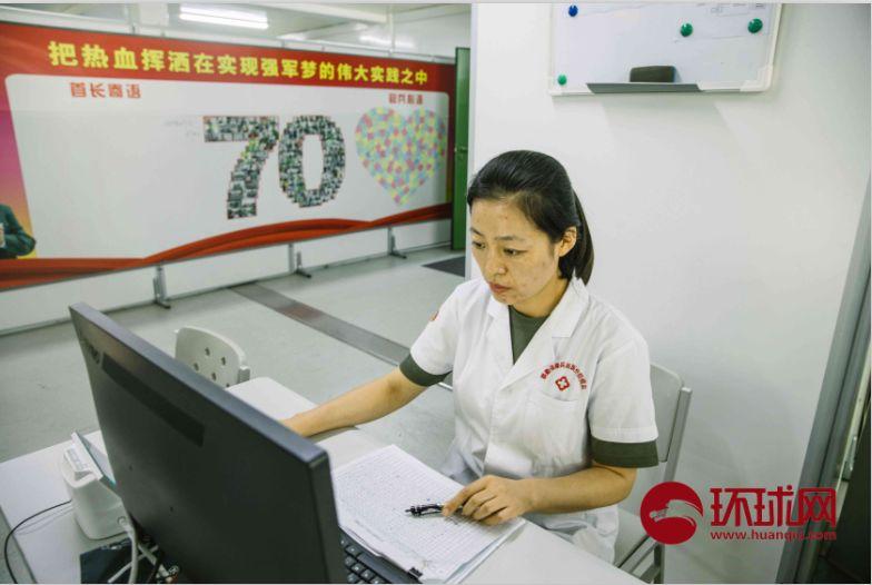 9月17日，北京昌平阅兵集训点，一名联勤保障兵站医疗防疫队工作人员正在工作。摄/李昊
