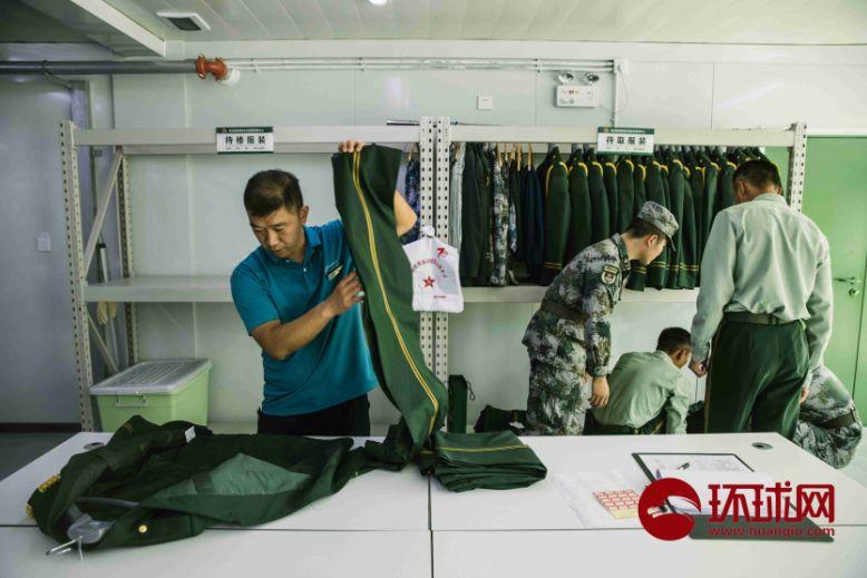 9月17日，北京昌平阅兵集训点，衣被鞋靴修理中心为参训官兵调整修理衣服。摄/李昊