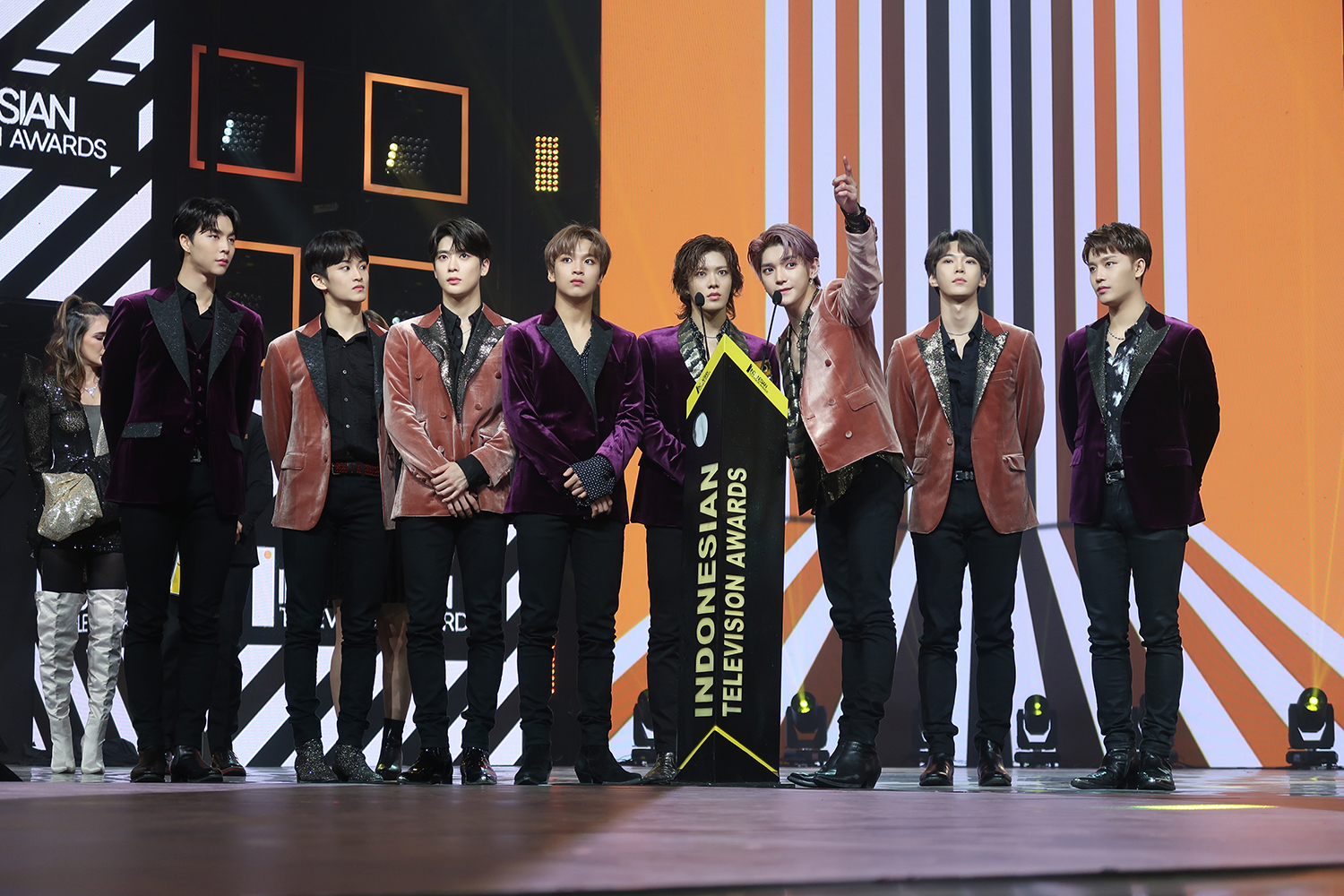 nct 127在"indonesian television awards 2019"颁奖典礼上荣获了特别
