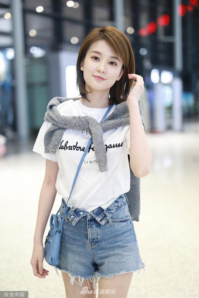 长腿甜心乔欣穿热裤搭机大秀美腿对镜比耶俏皮可爱