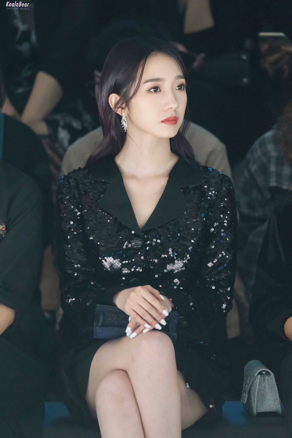 孟美岐黑色亮片长裙小秀美背甜笑撩发迷人魅力足