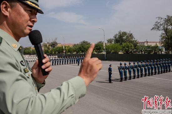9月17日,阅兵集训点,仪仗方队方队长张洪杰在指导队员训练.