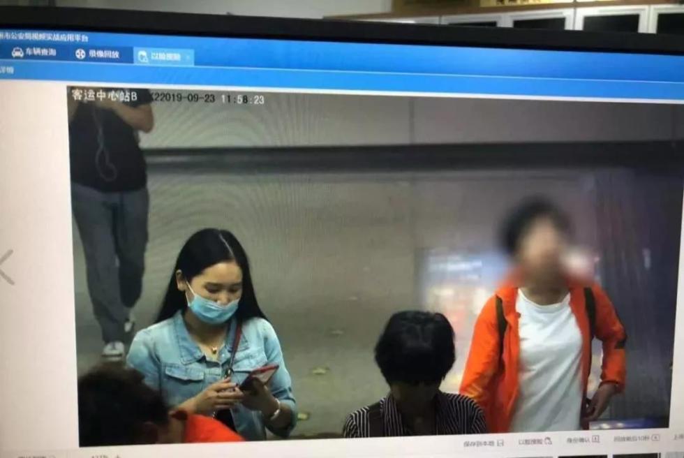 女孩穿着橙色外套，比较显眼，队员韩小飞和傅涛相隔100米左右就看到了她。