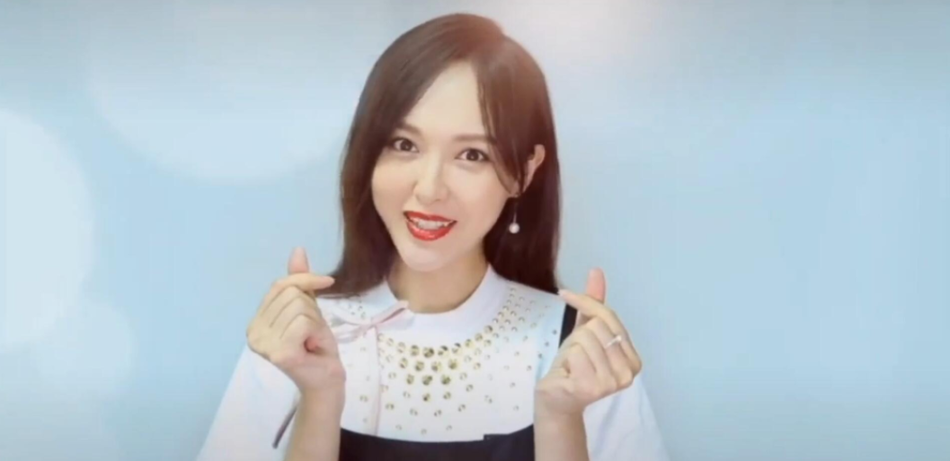 准妈妈唐嫣官宣怀孕后录制视频俏皮比心状态好