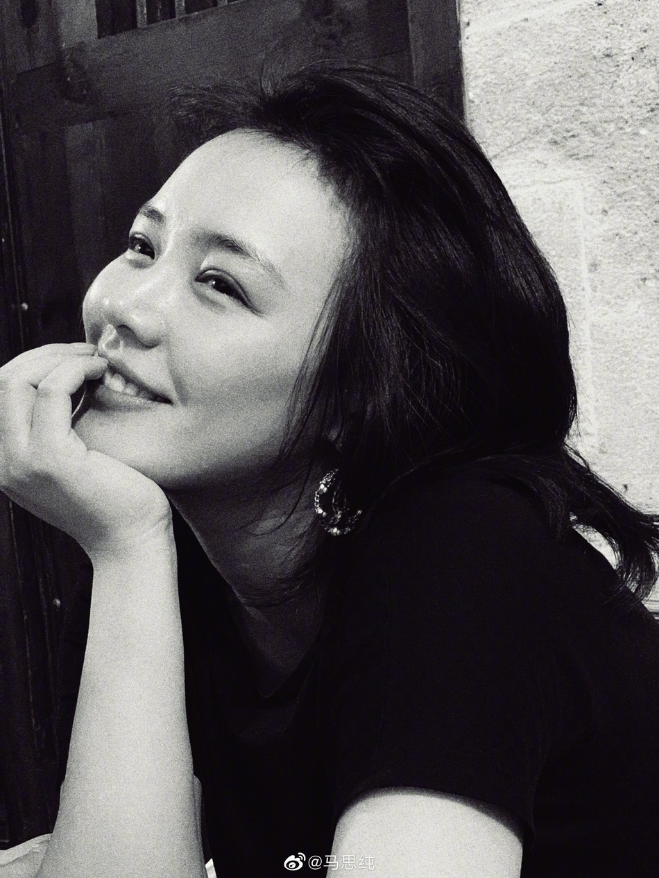 马思纯晒黑白风格美照 手托下巴侧颜出镜璨笑嫣然