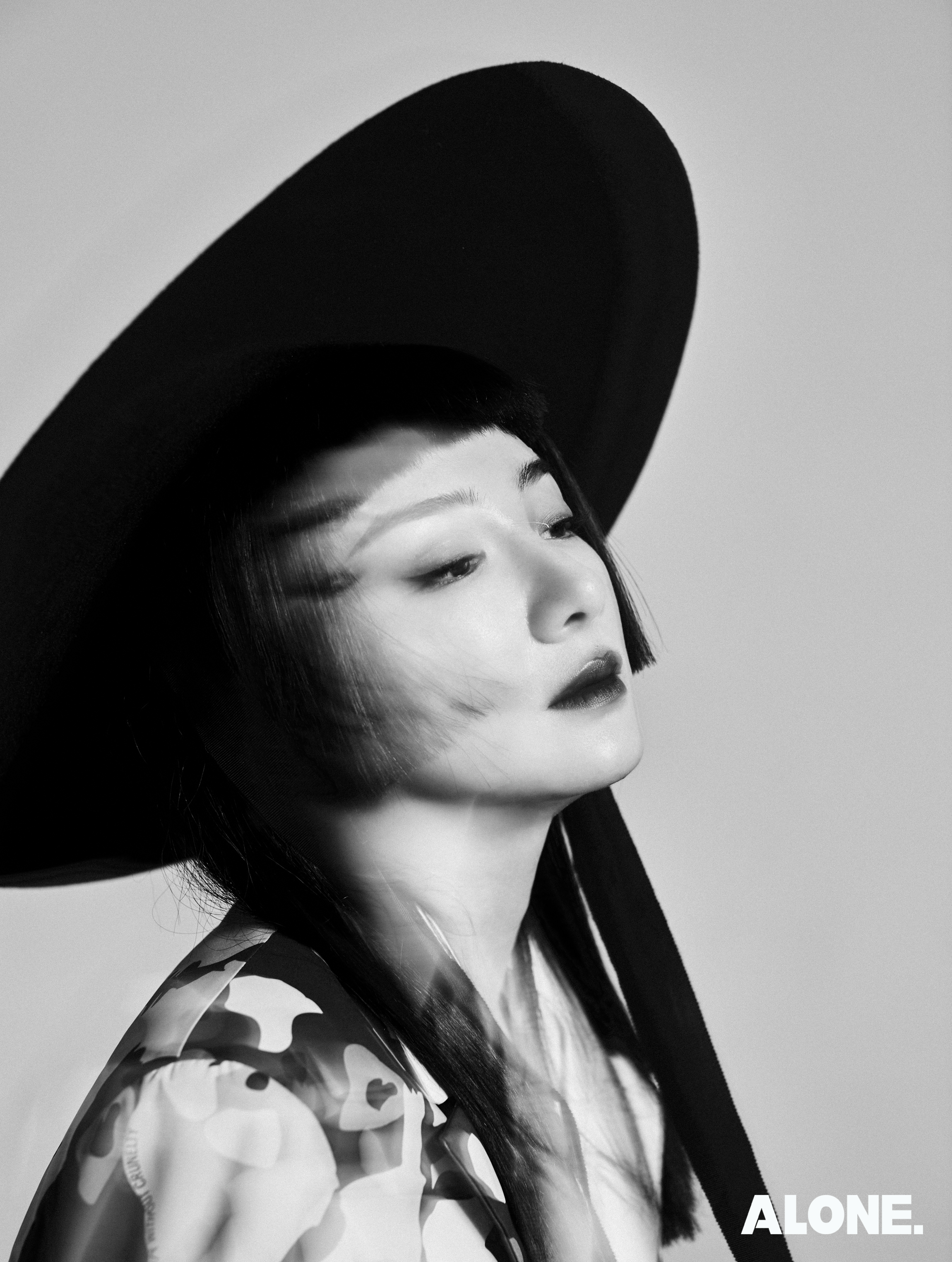 黄奕杂志封面曝光 俏皮短发吸睛