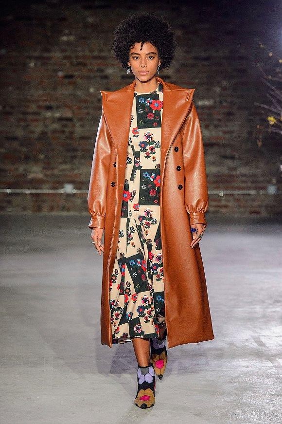 今秋的时髦精都会来一件彩色皮衣