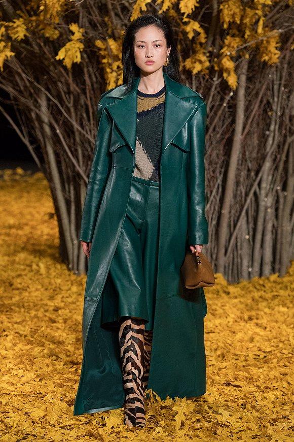 今秋的时髦精都会来一件彩色皮衣