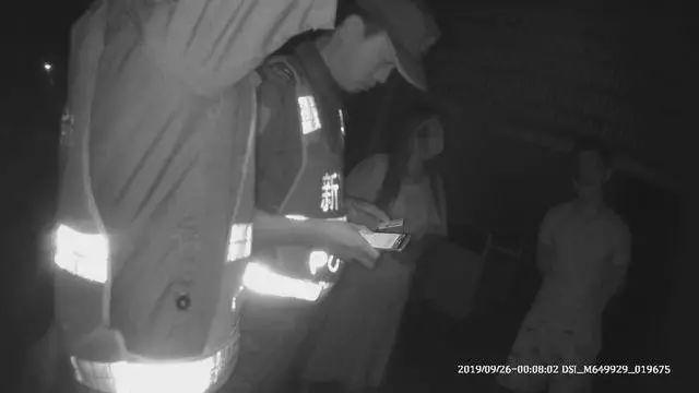 图为民警赶到现场协调母子矛盾。