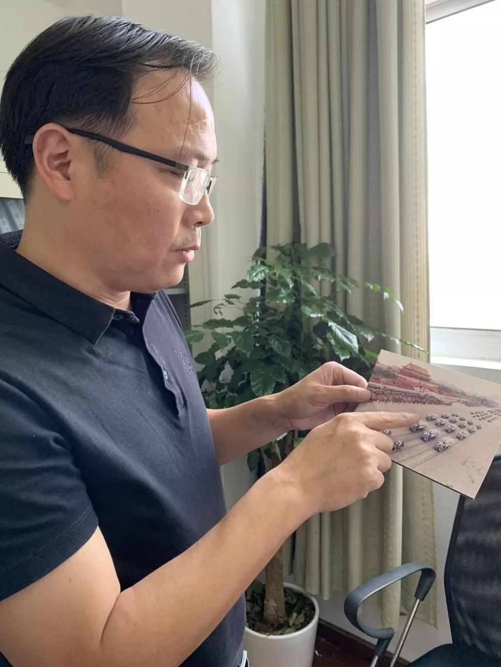 “当真正接受检阅，喊出口号时，我激动得眼泪都要下来了，完全无法控制。”