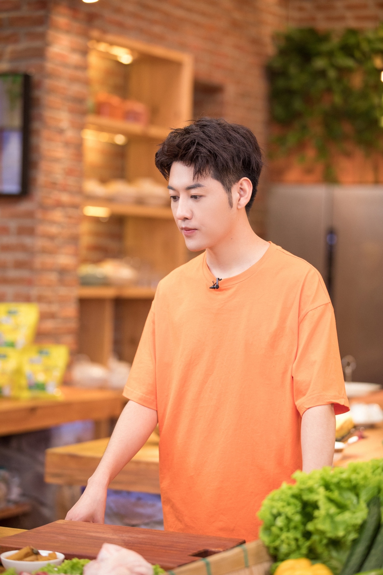 李冲受邀录制央视二套回家吃饭大秀厨艺泪洒全场