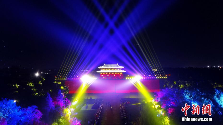 江苏扬州宋夹城上演国庆灯光秀现场璀璨绚丽