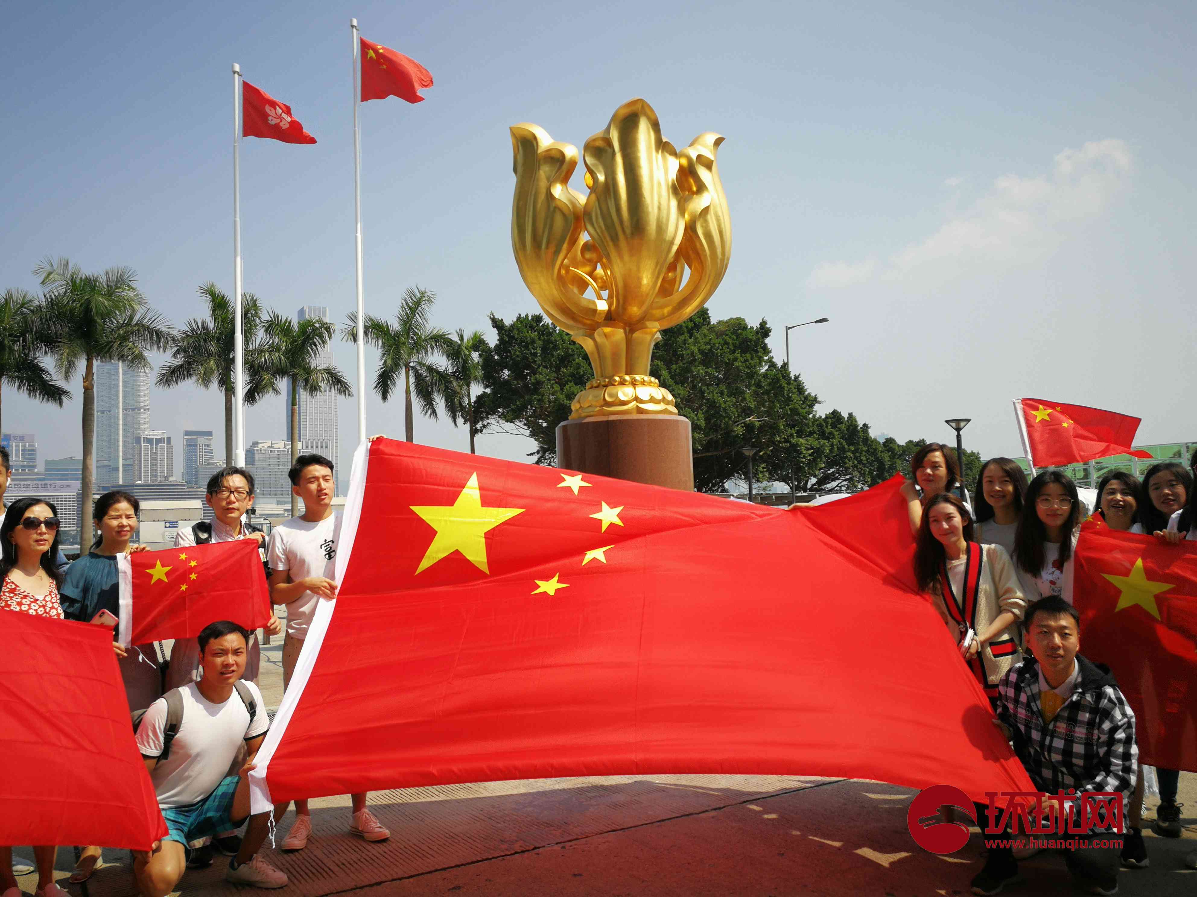 香港金紫荆广场 一群大学生顶着压力做了这样一件事
