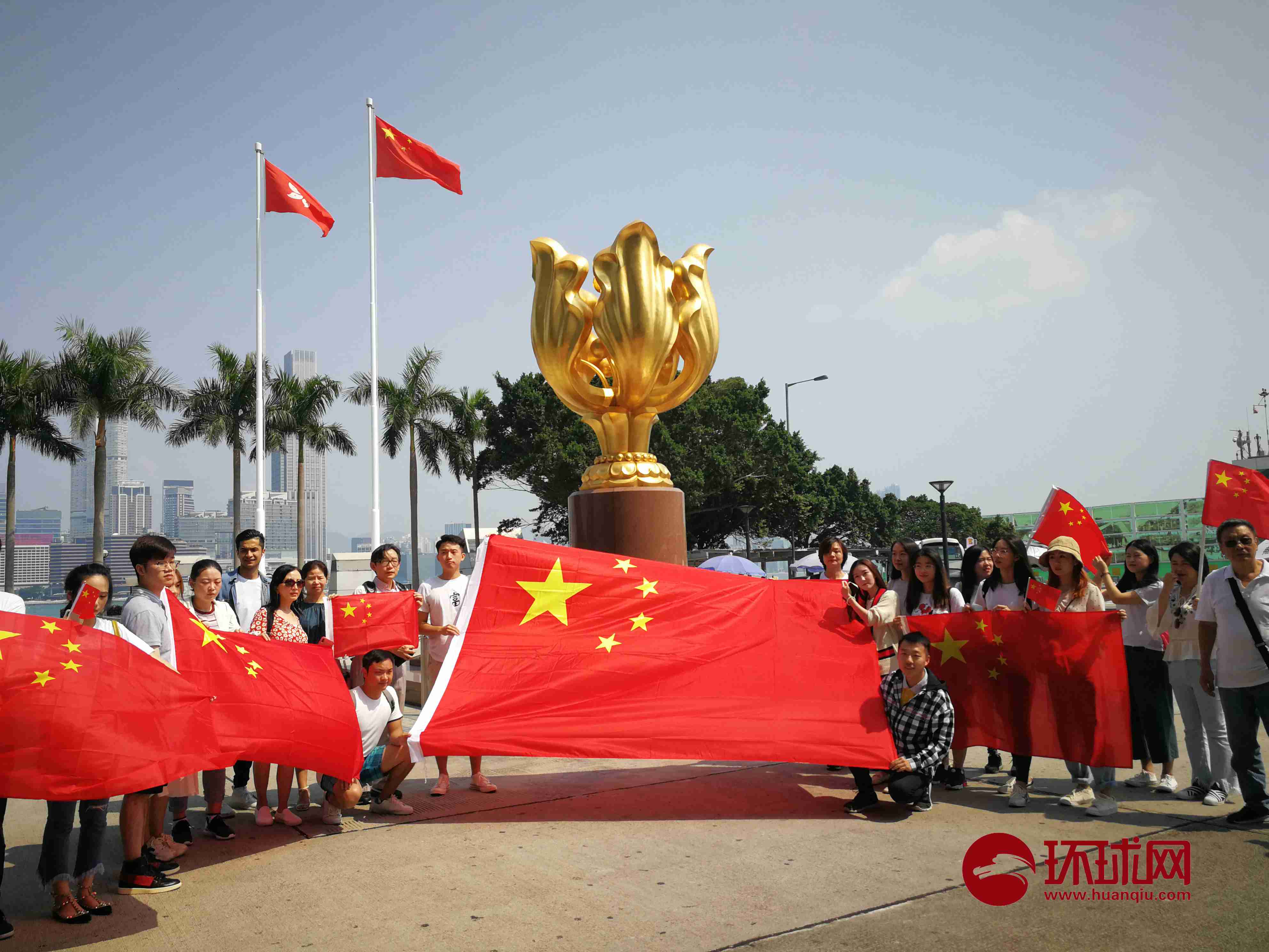 香港金紫荆广场 一群大学生顶着压力做了这样一件事