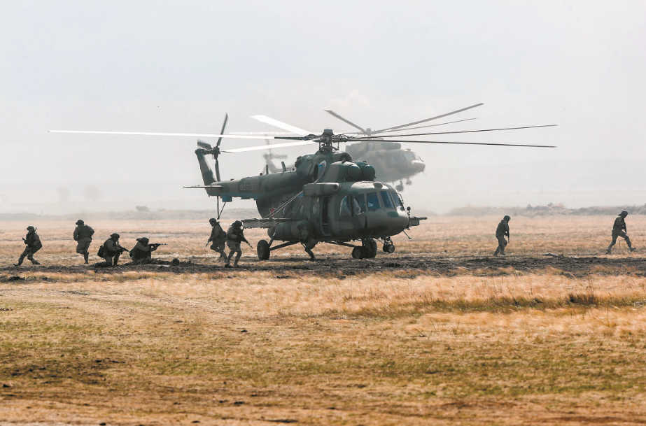 “中央-2019”演习期间，参演军人乘坐米-8直升机抵达顿古斯靶场。