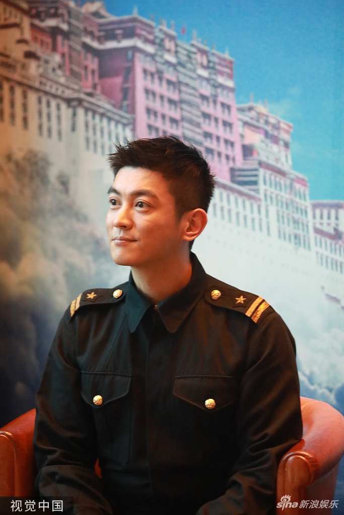 杜江现身广州忙路演穿制服化身帅气空少