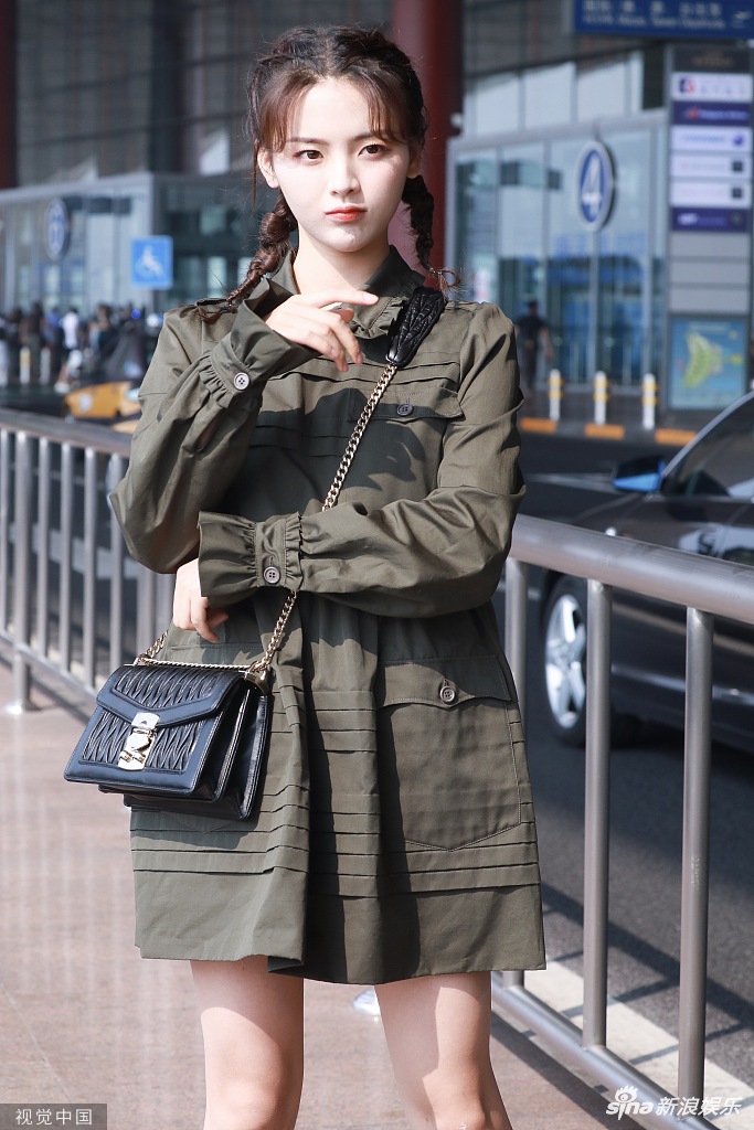 杨超越扎羊角辫穿娃娃衫现身机场 模样乖巧可爱卖萌