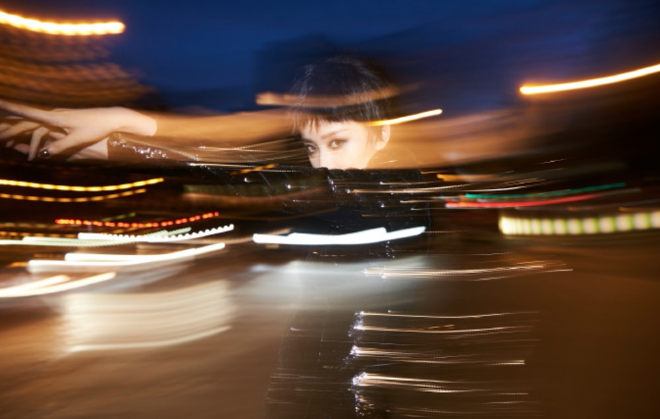 乔欣解锁狗啃刘海短发造型烟熏妆黑色亮片短裙酷炫十足