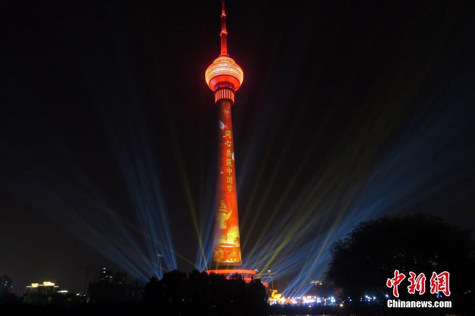 9月28日晚,位于北京西三环外的中央电视塔上演国庆主题灯光秀,塔身