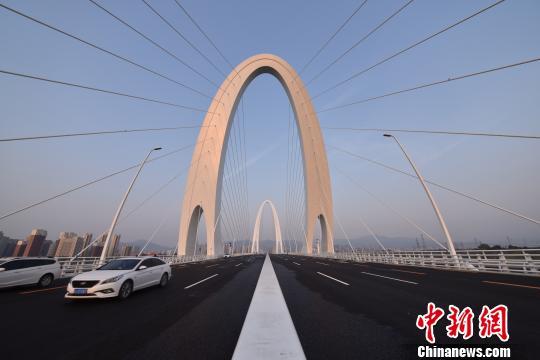 9月29日，长安街西延道路工程新首钢大桥全面建成通车。 张可为 摄