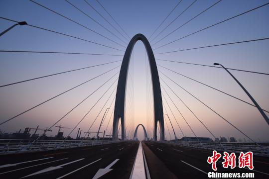 9月29日，长安街西延道路工程新首钢大桥全面建成通车。 张可为 摄
