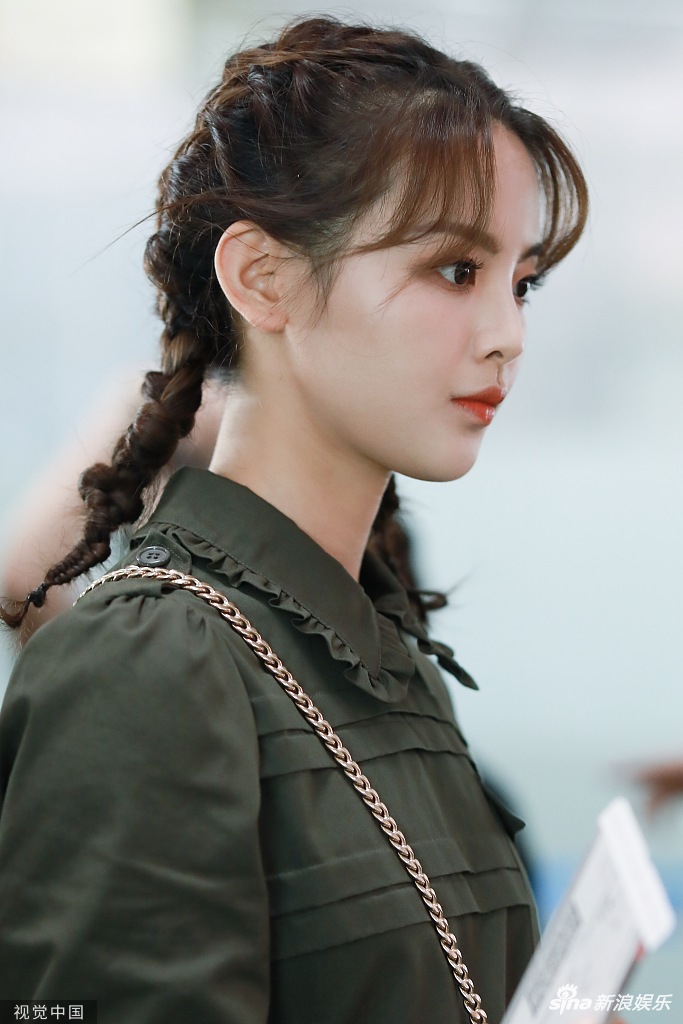 杨超越扎羊角辫穿娃娃衫现身机场 模样乖巧可爱卖萌
