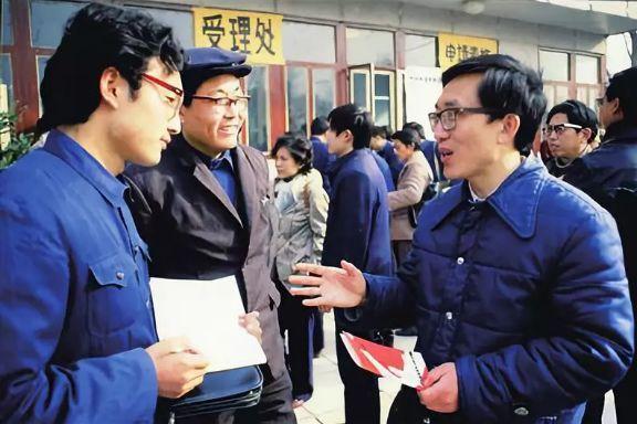 1985年4月1日，胡国华（右）提交了中国第一件专利申请 来源：中国知识产权报